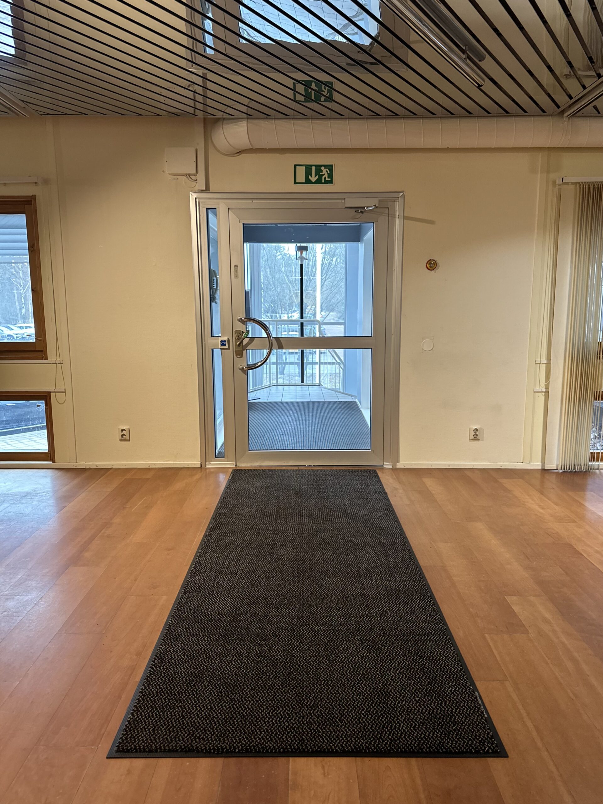 Bild visar ingången till en byggnad, som är ren och fräsch efter städ av Lizas Städ